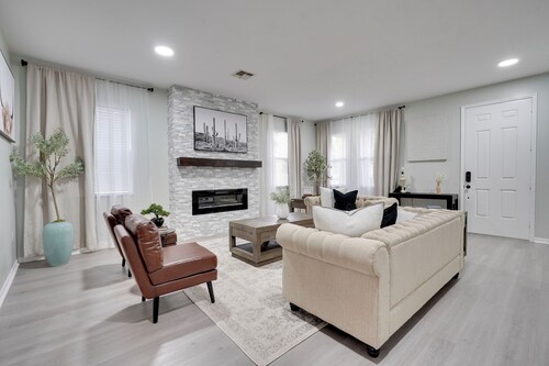  Minutes to the theme park! Family-sized  with pool