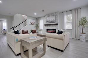 Smart TV, chimenea y libros 