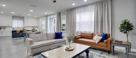 Smart TV, chimenea y libros