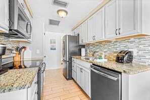 Frigorifero, microonde, forno, piano cottura