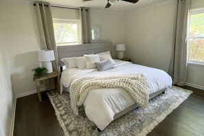 4 habitaciones, escritorio y tabla de planchar con plancha 