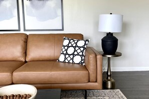 Una Smart TV, una mesa de tenis de mesa, una oficina