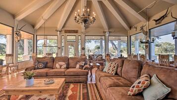 ุงูู
ูุดุฃุฉ ู
ู ุงูุฏุงุฎู