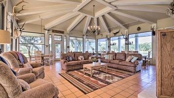 ุงูู
ูุดุฃุฉ ู
ู ุงูุฏุงุฎู