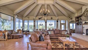 ุงูู
ูุดุฃุฉ ู
ู ุงูุฏุงุฎู