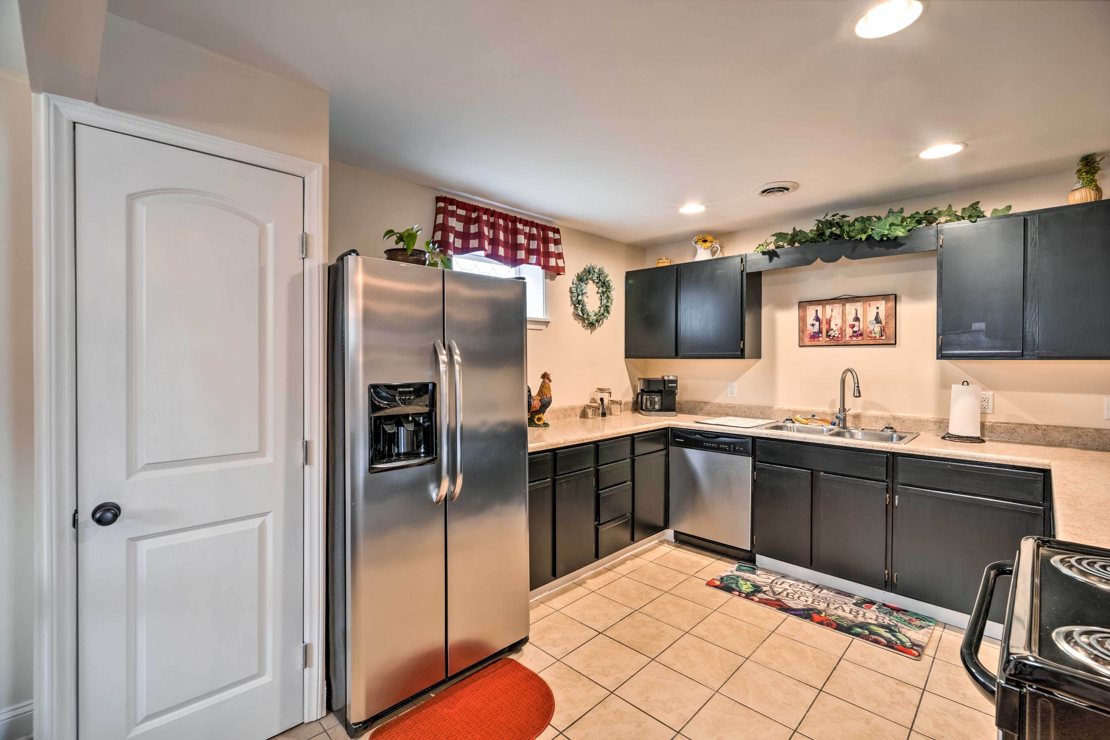Una cocina compacta con refrigerador, estufa y lavabo.