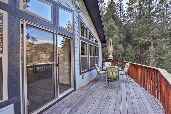 Outdoor dining - Bright Idaho Springs Cabin w/ Mountain Views! (Idaho Springs)
