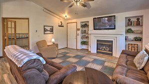 Unclassified image, 3 of 33, button - Bright Idaho Springs Cabin w/ Mountain Views! (Idaho Springs)