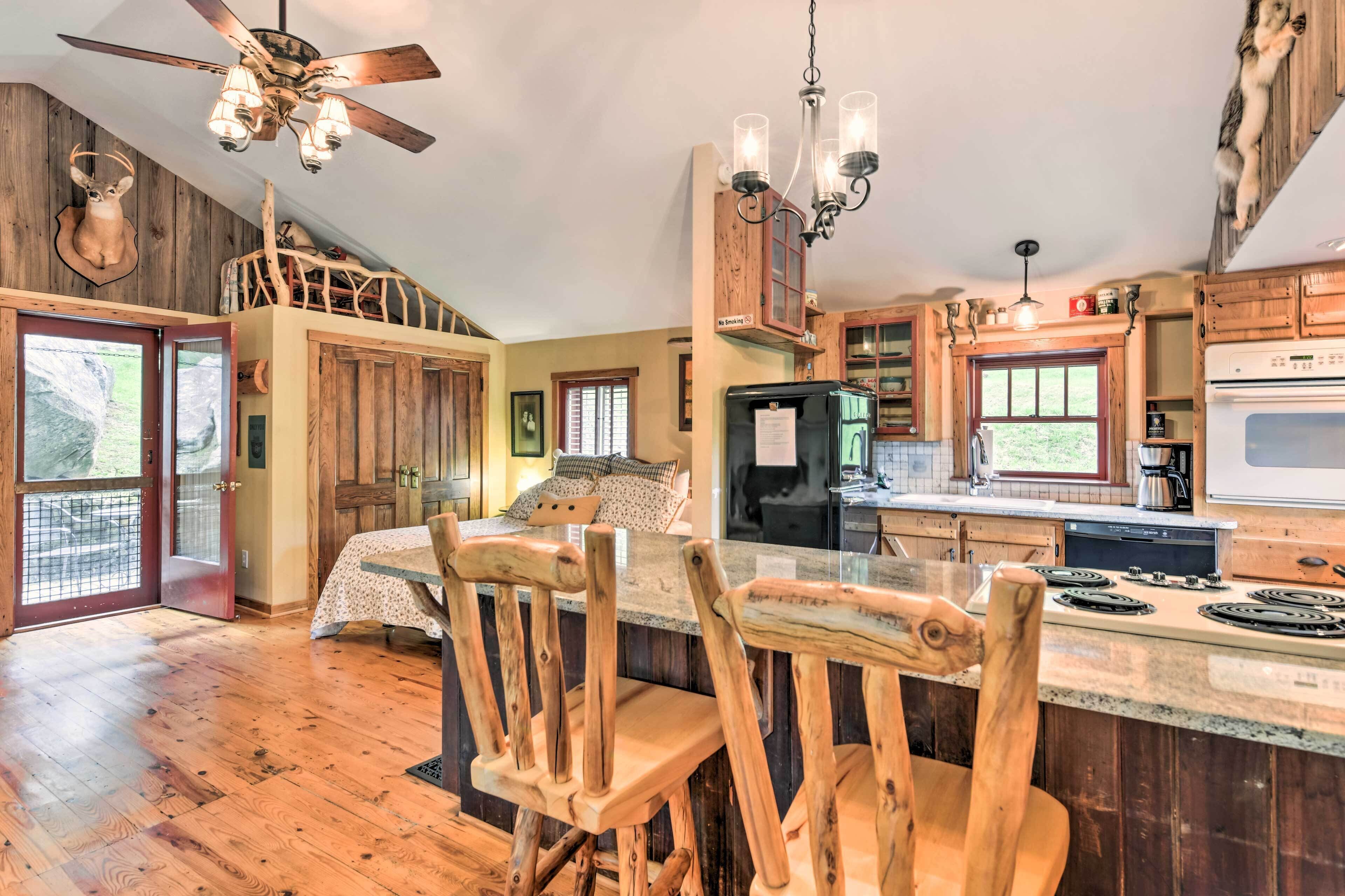 'baby Bear' Clyde Cabin on Mountain Farm!