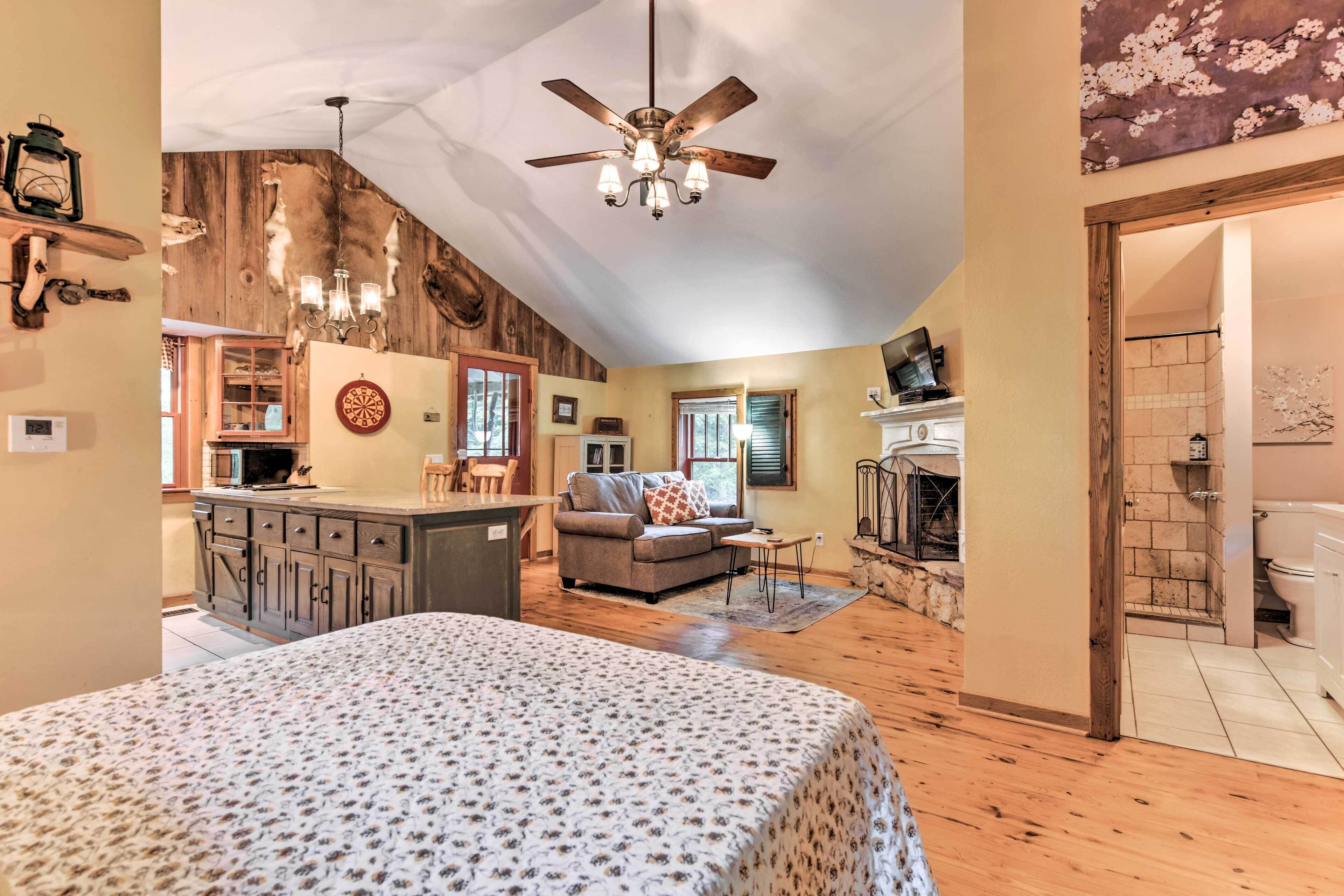 'baby Bear' Clyde Cabin on Mountain Farm!