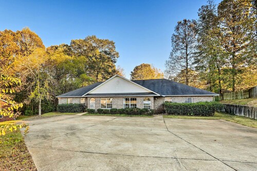 Auburn Home w/ Private Yard < 4 Mi to Campus!