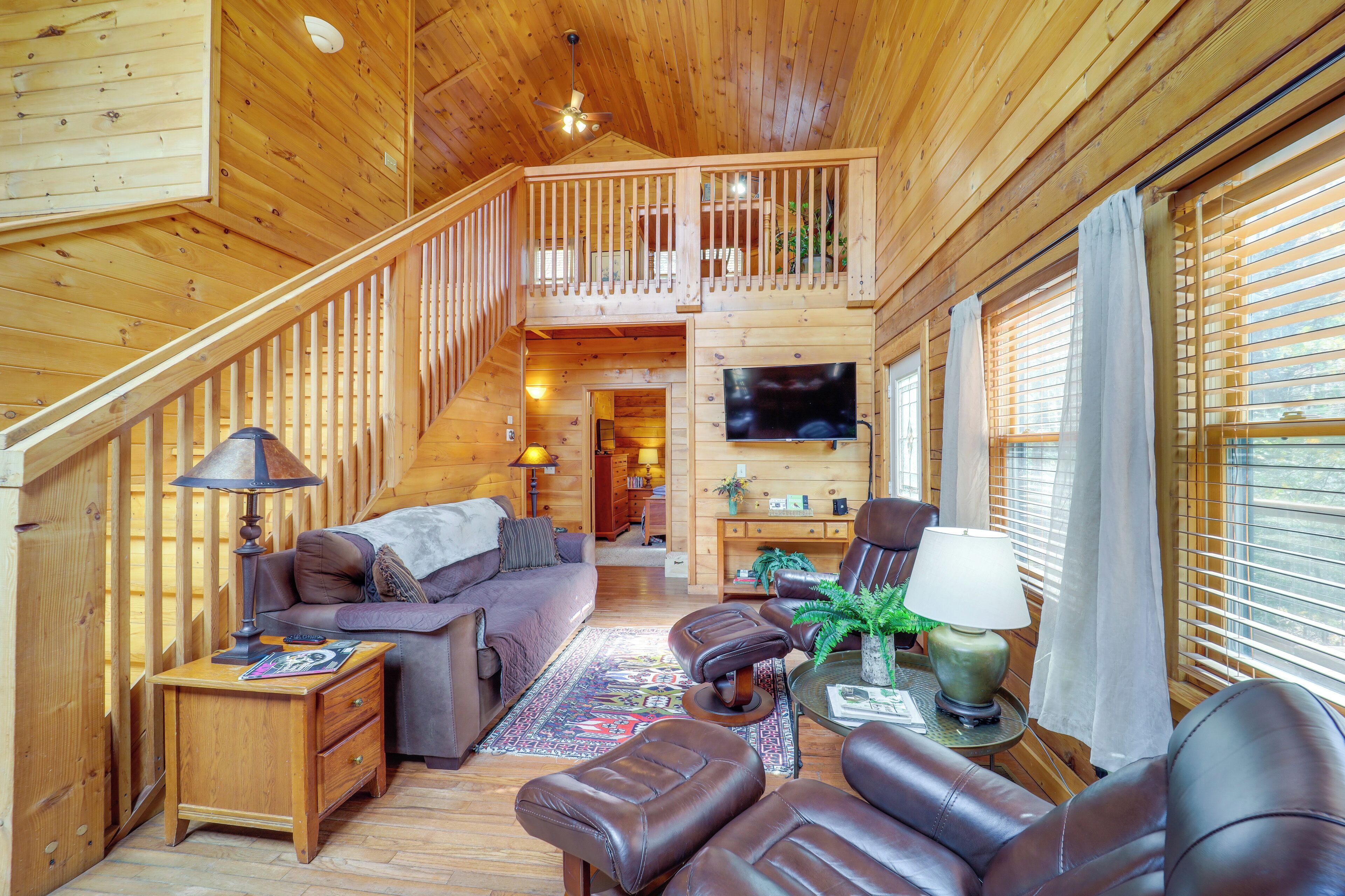 獨棟房屋 (2 Bedrooms) | 起居區 | 電視、壁爐、乒乓球、書籍