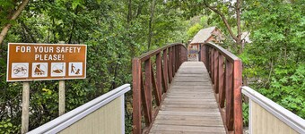 시티 파크 근처에 위치한 센트럴 크릭프론트 스피어피시 아파트 