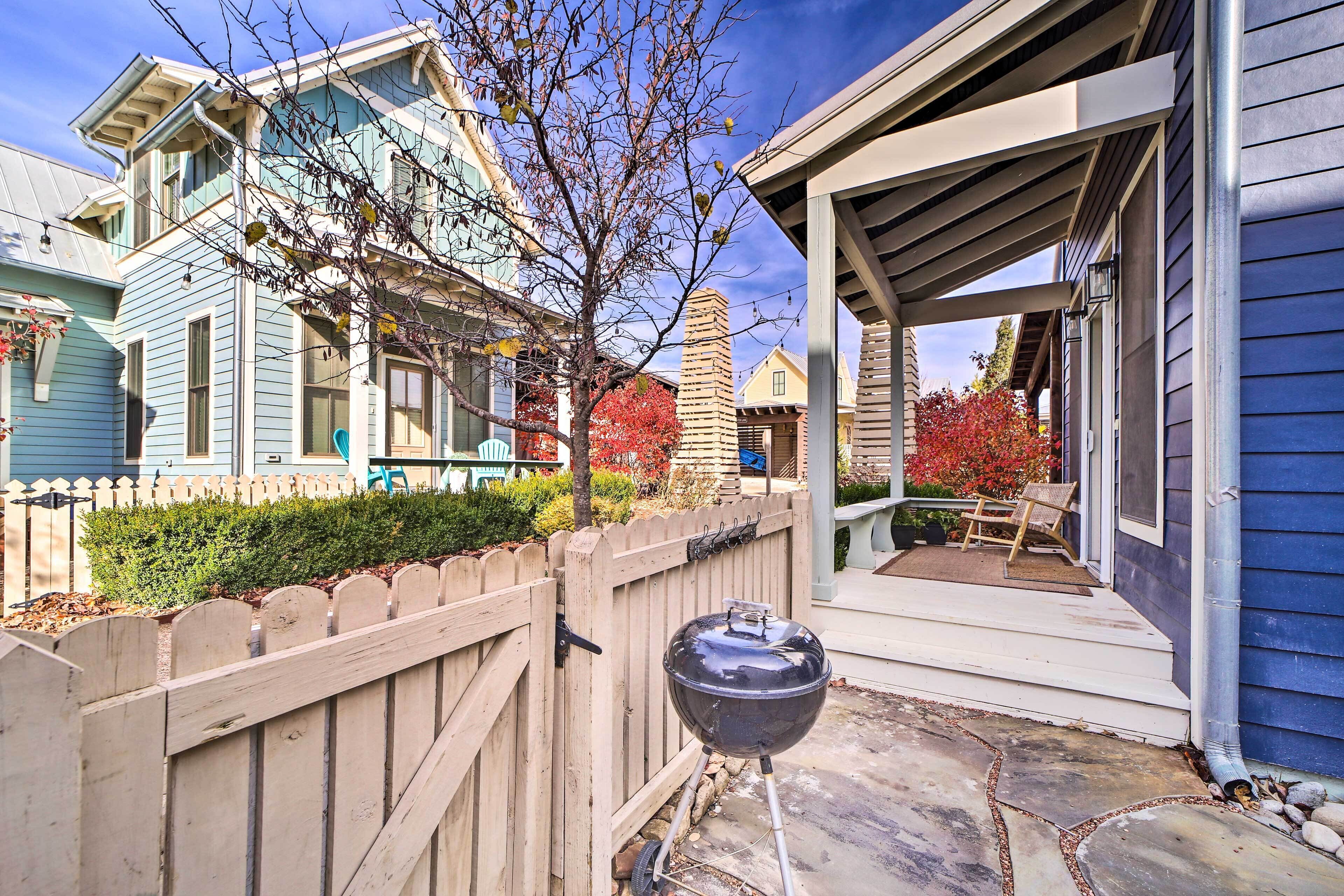 Carlton Landing Home: Walk to Lake & Parks!