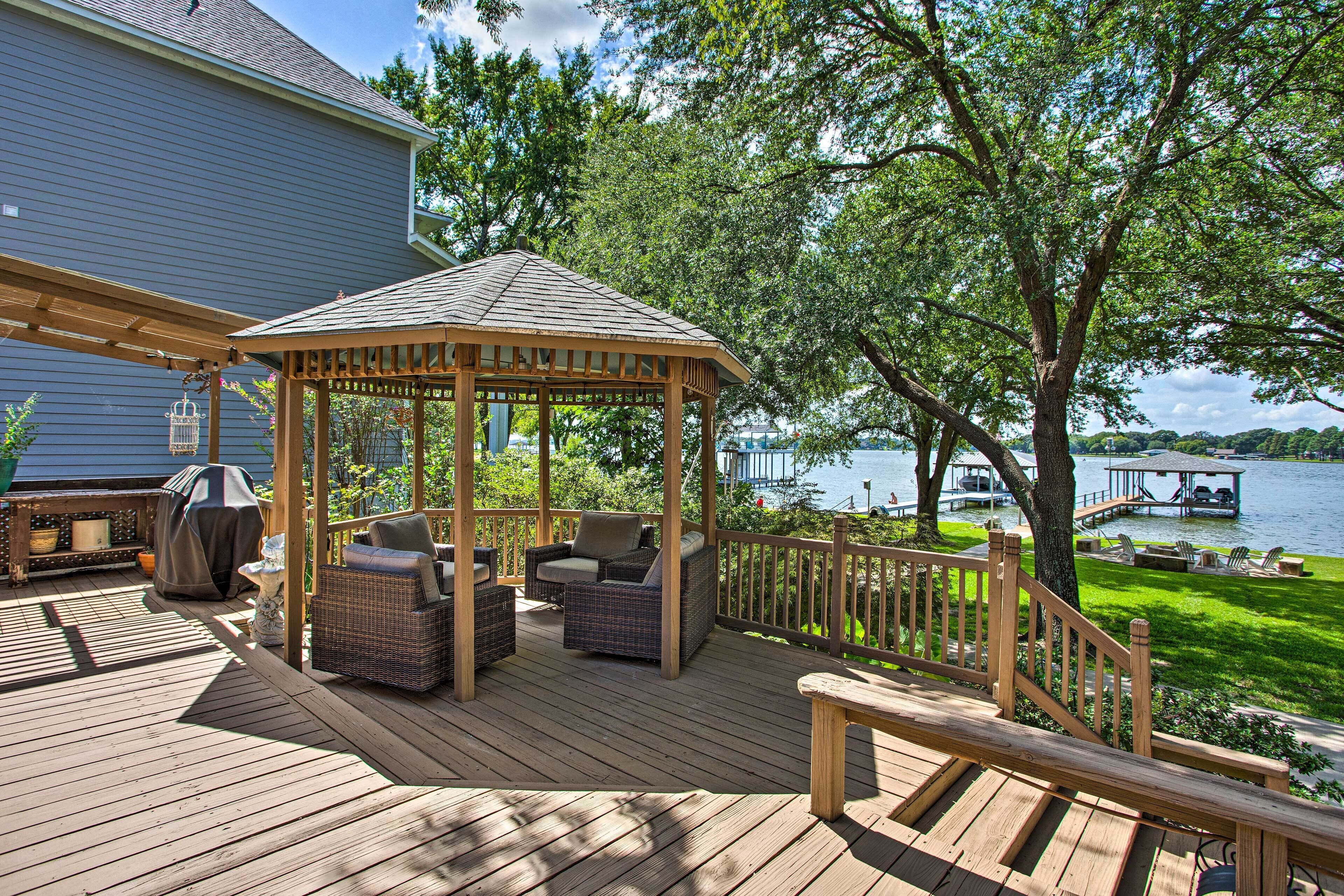 Cedar Creek Lakefront Home, Game Room & Dock!
