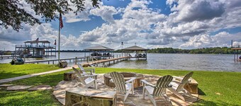 Remodeled Cedar Creek Lake Retreat w/ Fire Pit!