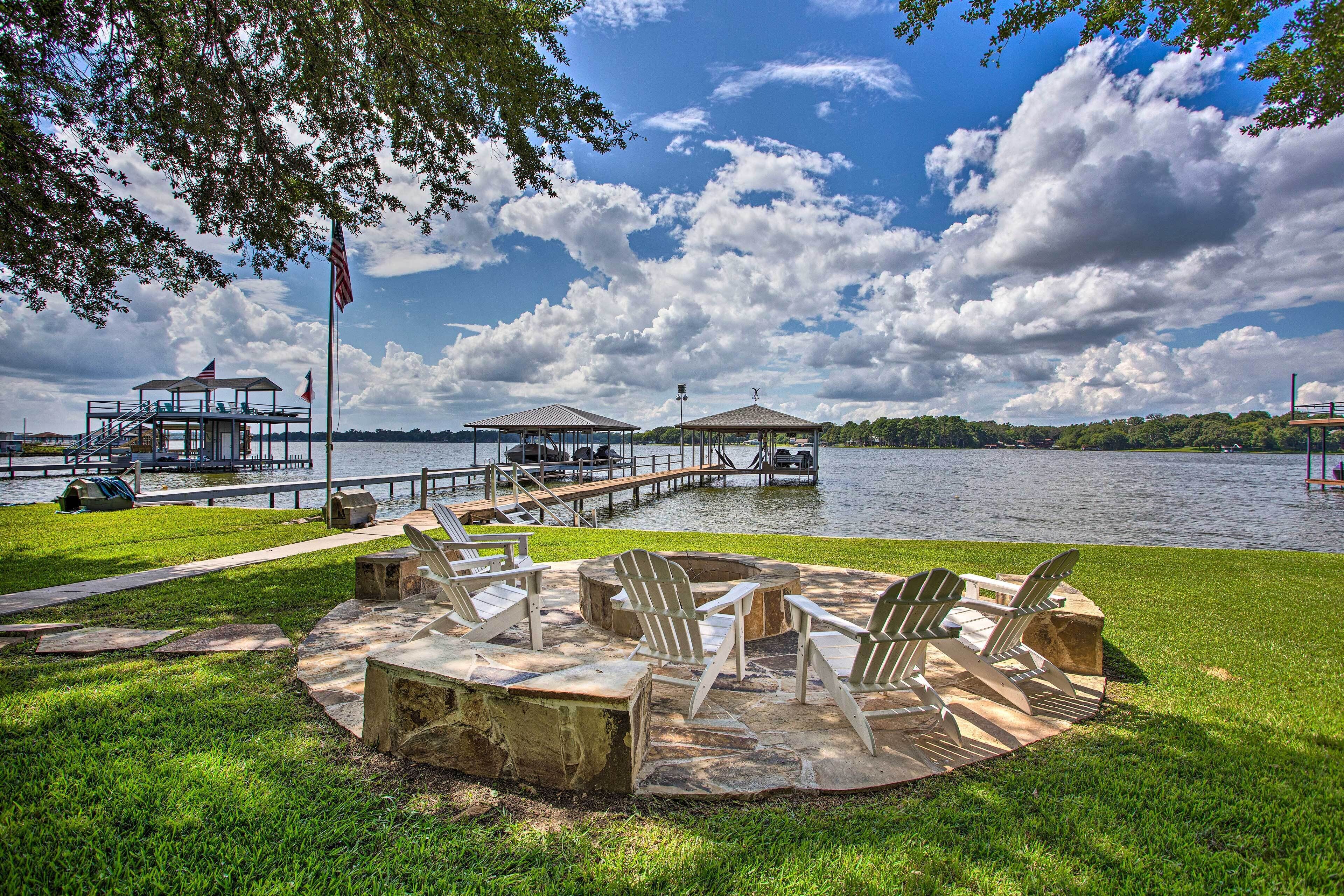 Cedar Creek Lakefront Home, Game Room & Dock!