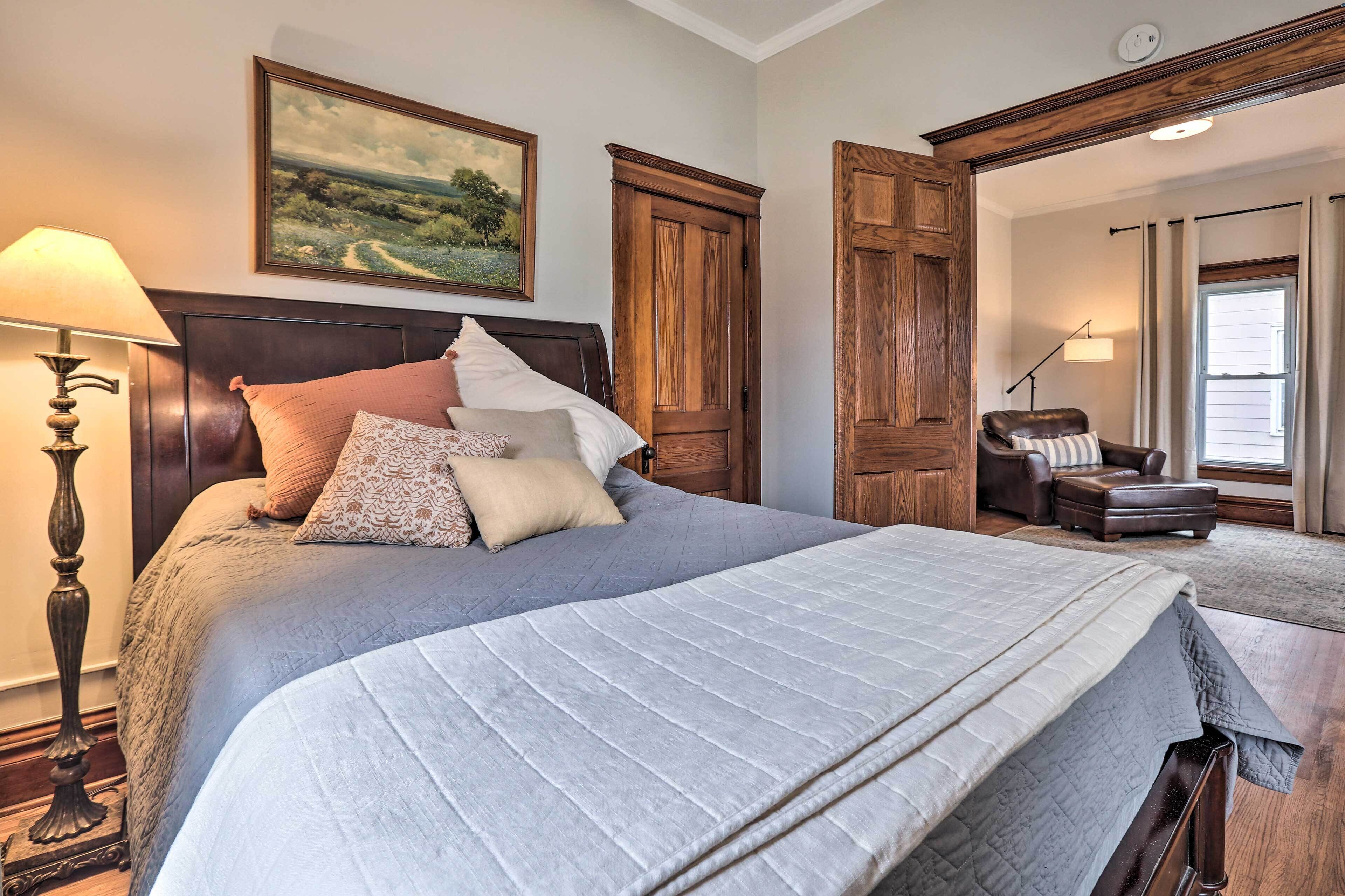 Charming Home w/ Porch Near Wartburg College!