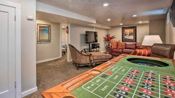 House (5 Bedrooms) | Interior