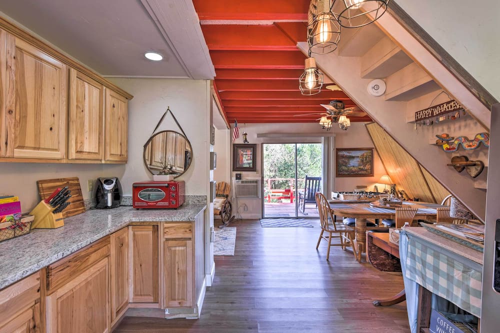 Steps to Lake! Charming Cabin: Pool Access & Decks - Granbury, TX