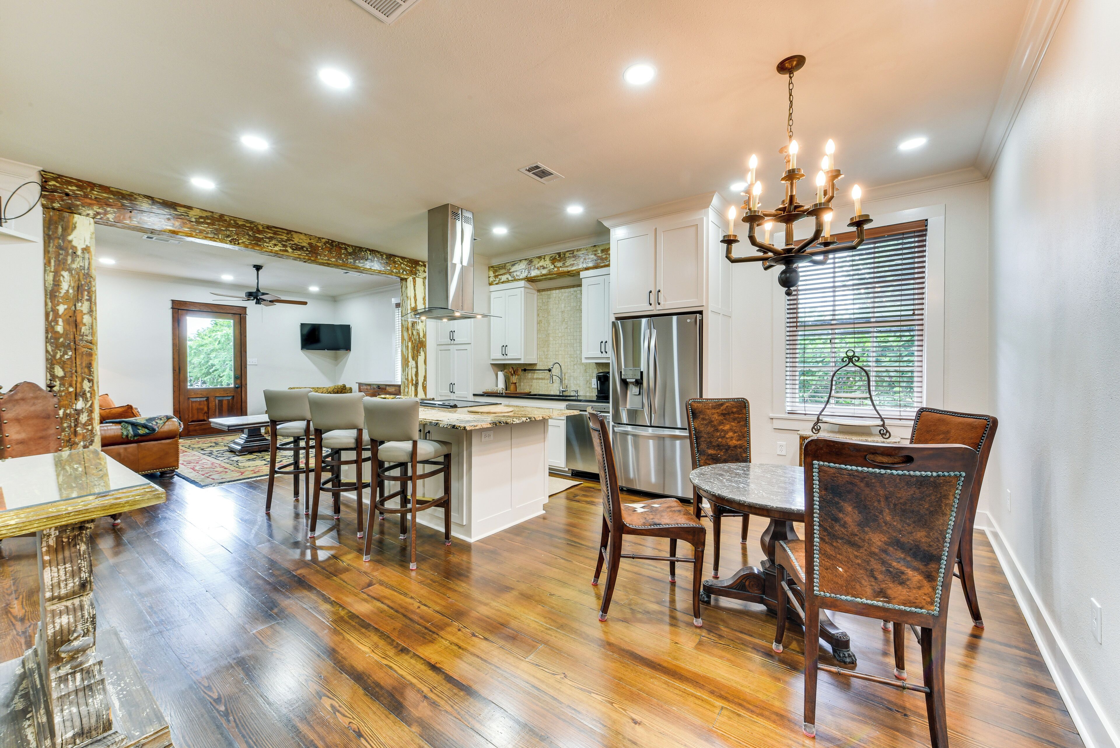 Chic Louisiana Retreat - Balcony & River Views!