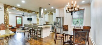 Chic Louisiana Retreat - Balcony & River Views!