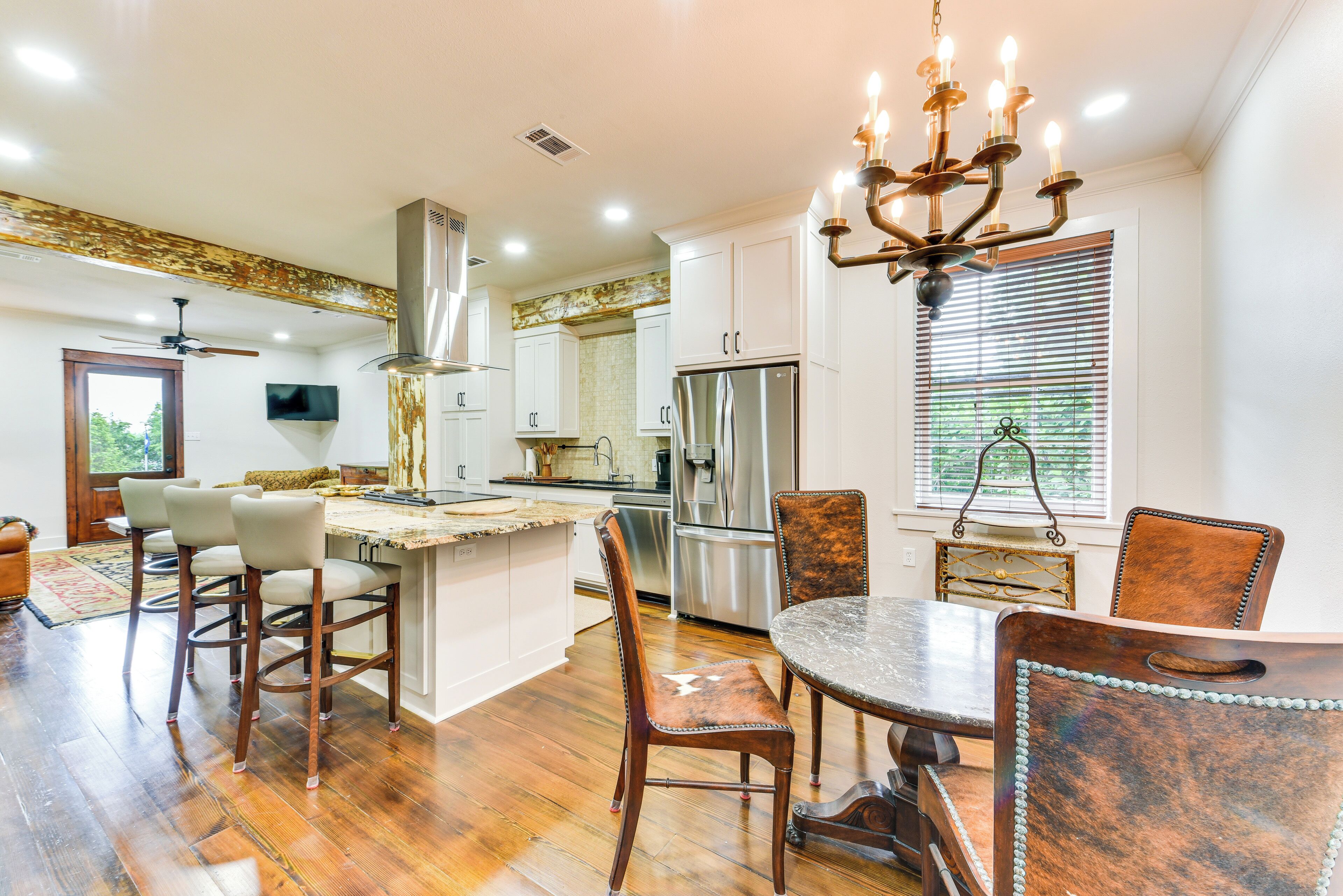 Chic Louisiana Retreat - Balcony & River Views!