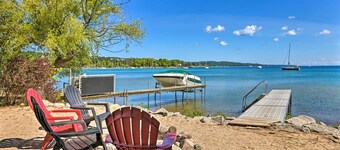 Steps to Beach! Dog-friendly Suttons Bay Cottage