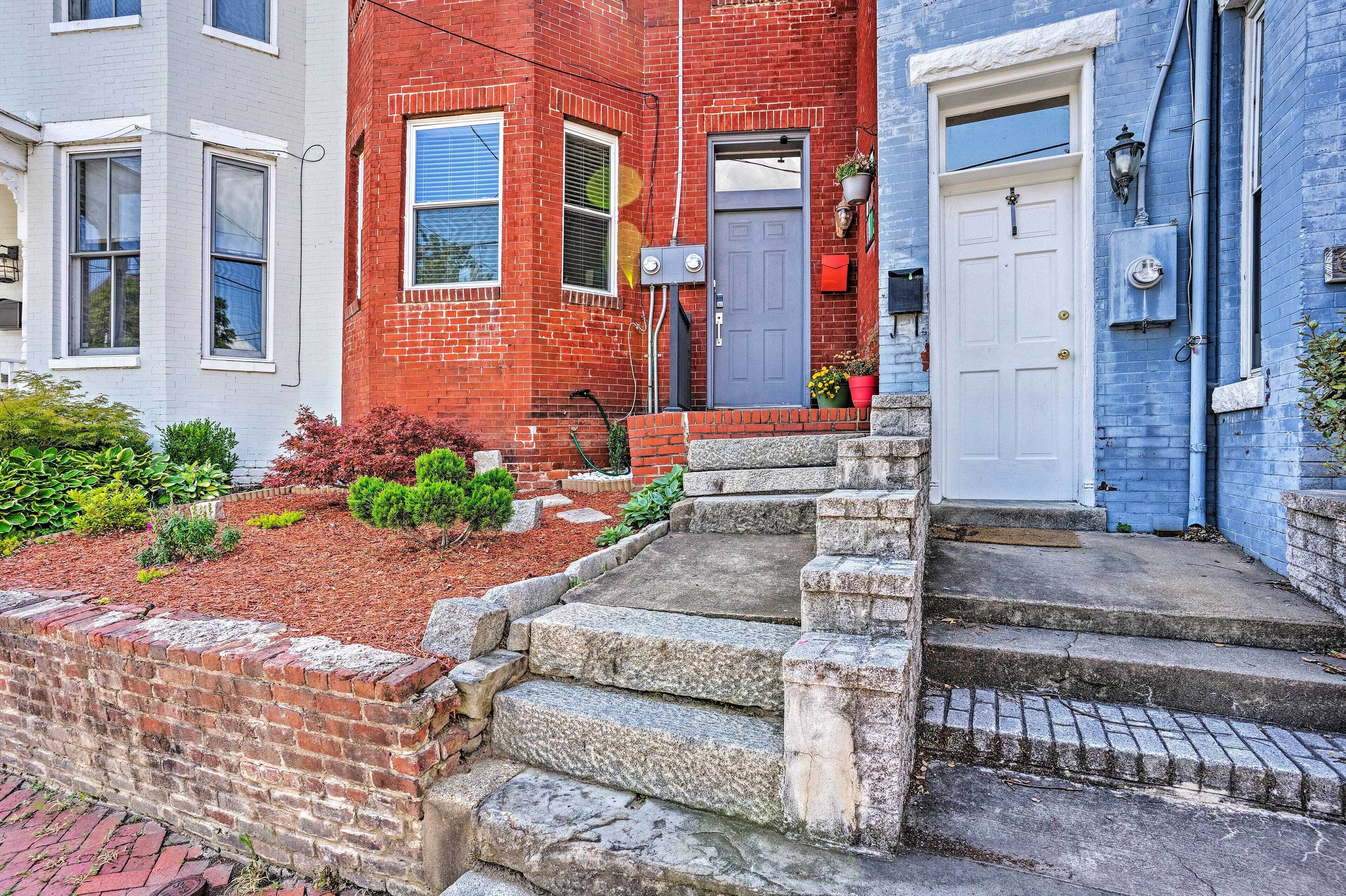 Centrally Located Richmond Apartment w/ Yard!