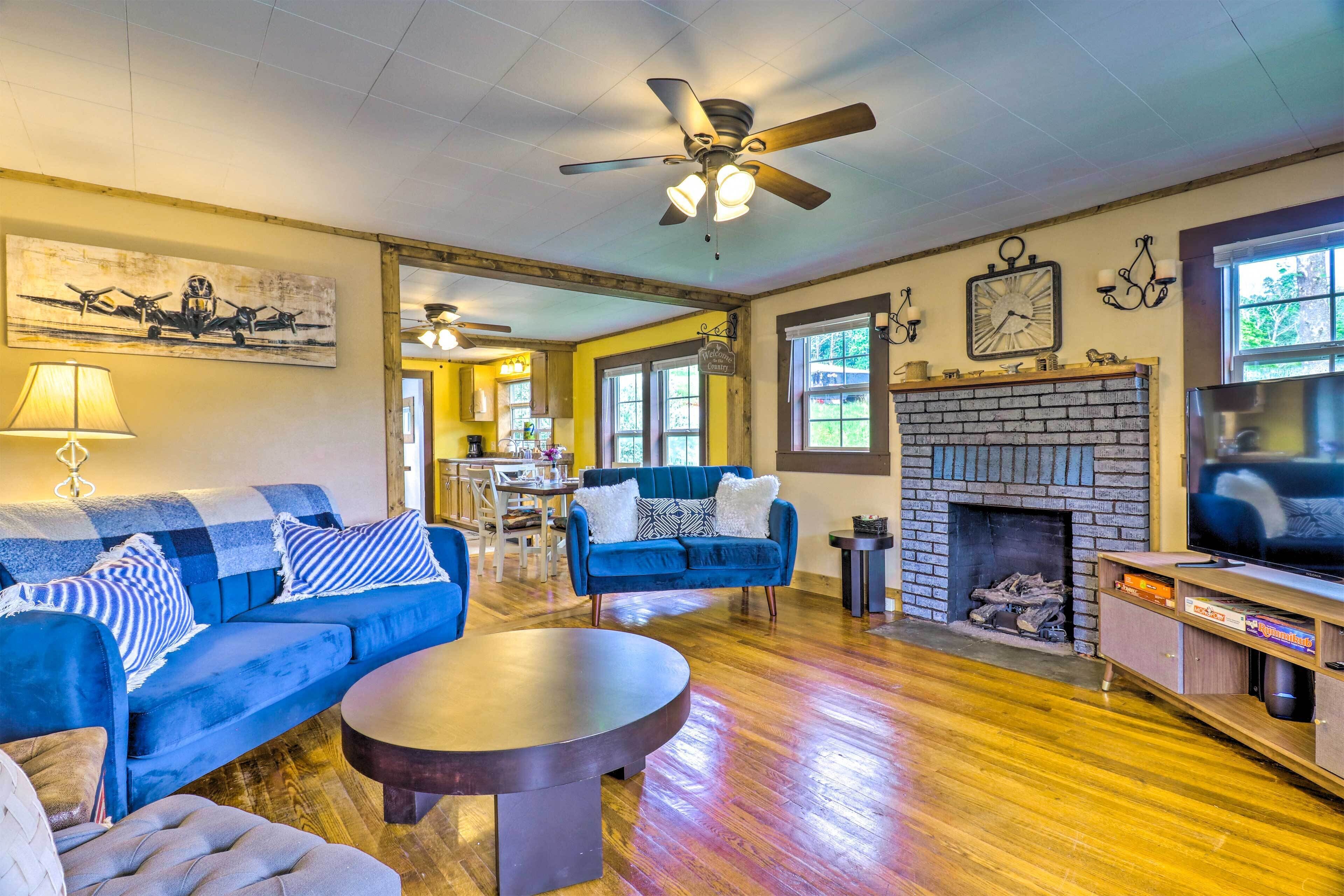Charming Cottage < 15 Mi to Downtown Asheville!