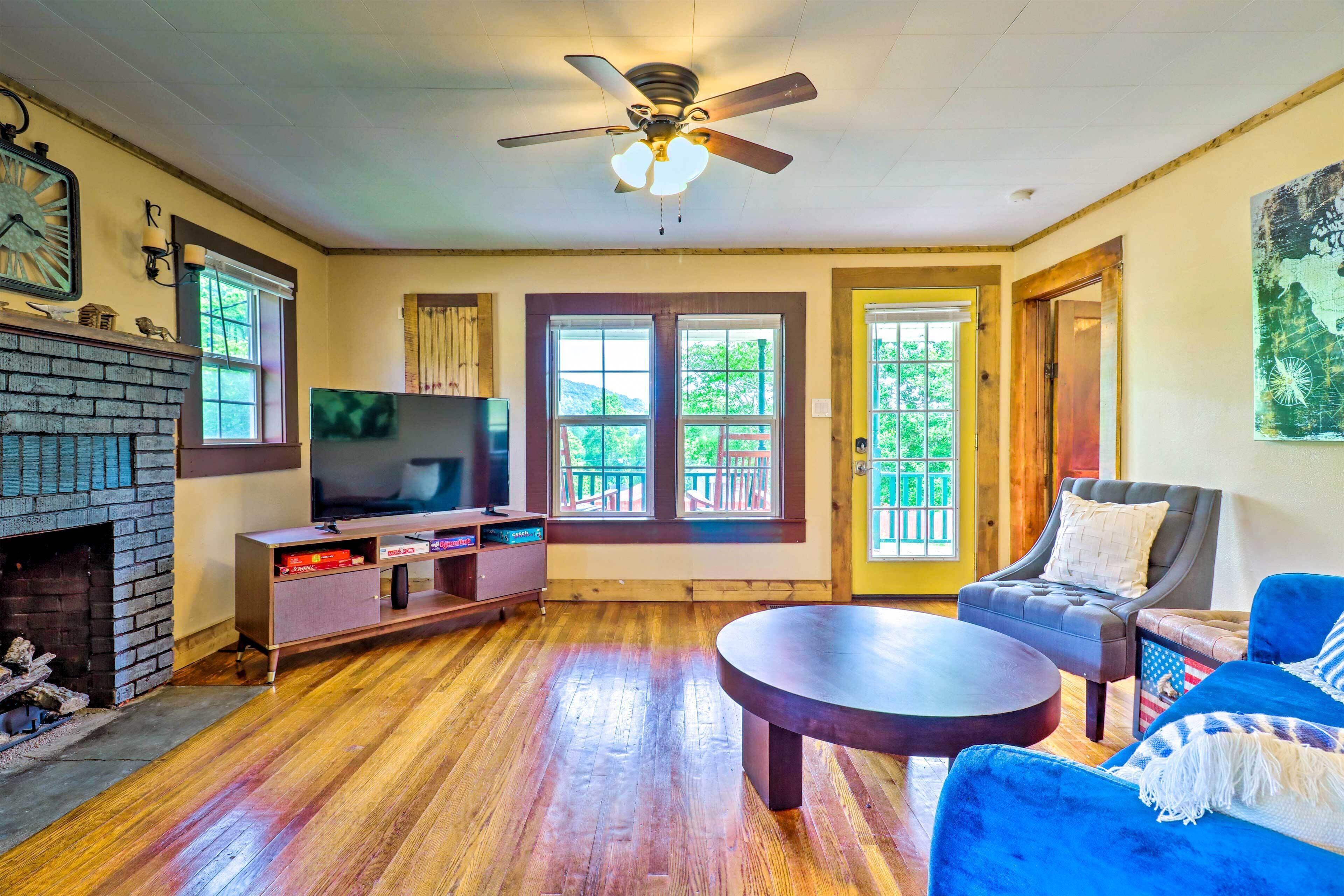 Charming Cottage < 15 Mi to Downtown Asheville!