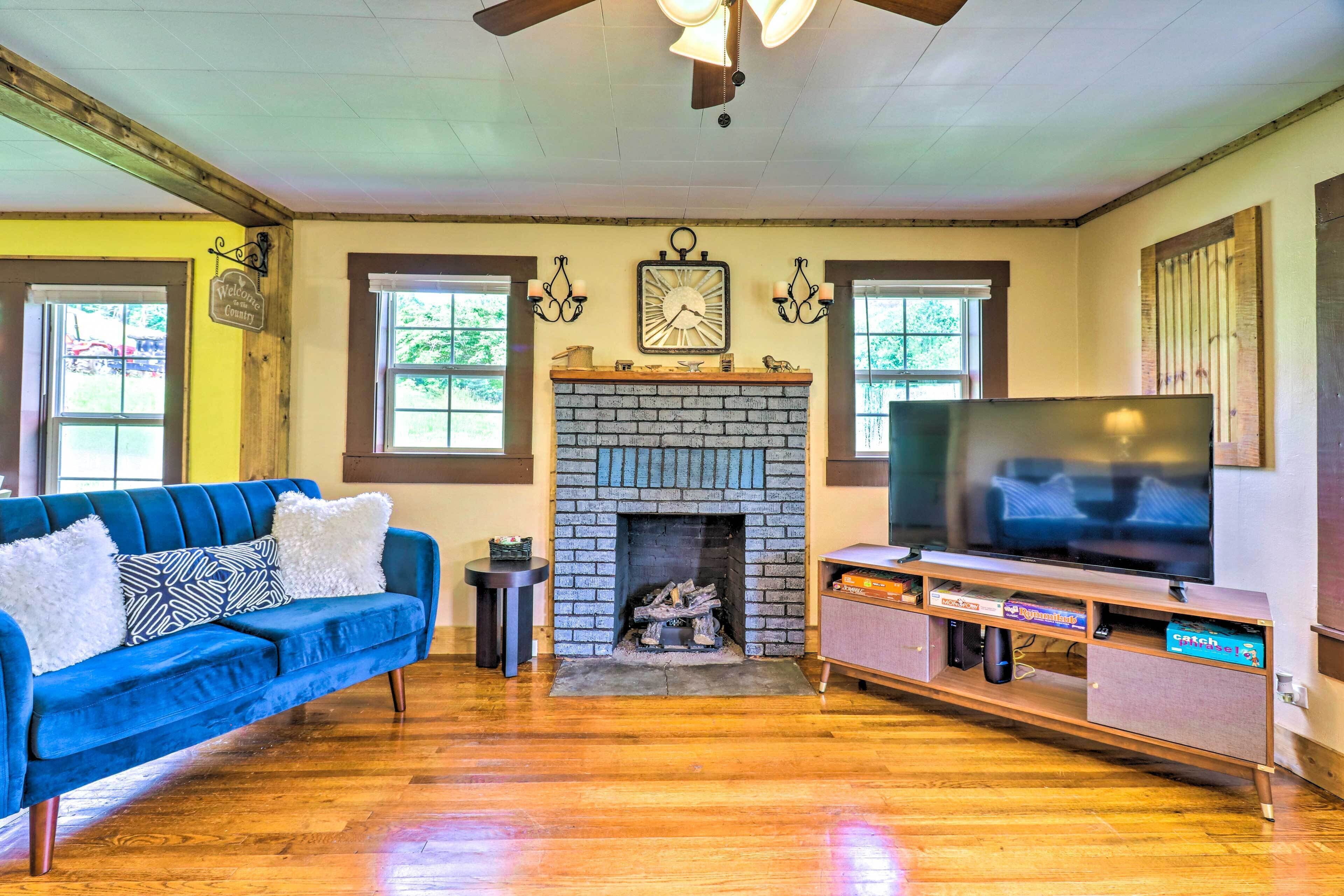 Charming Cottage < 15 Mi to Downtown Asheville!