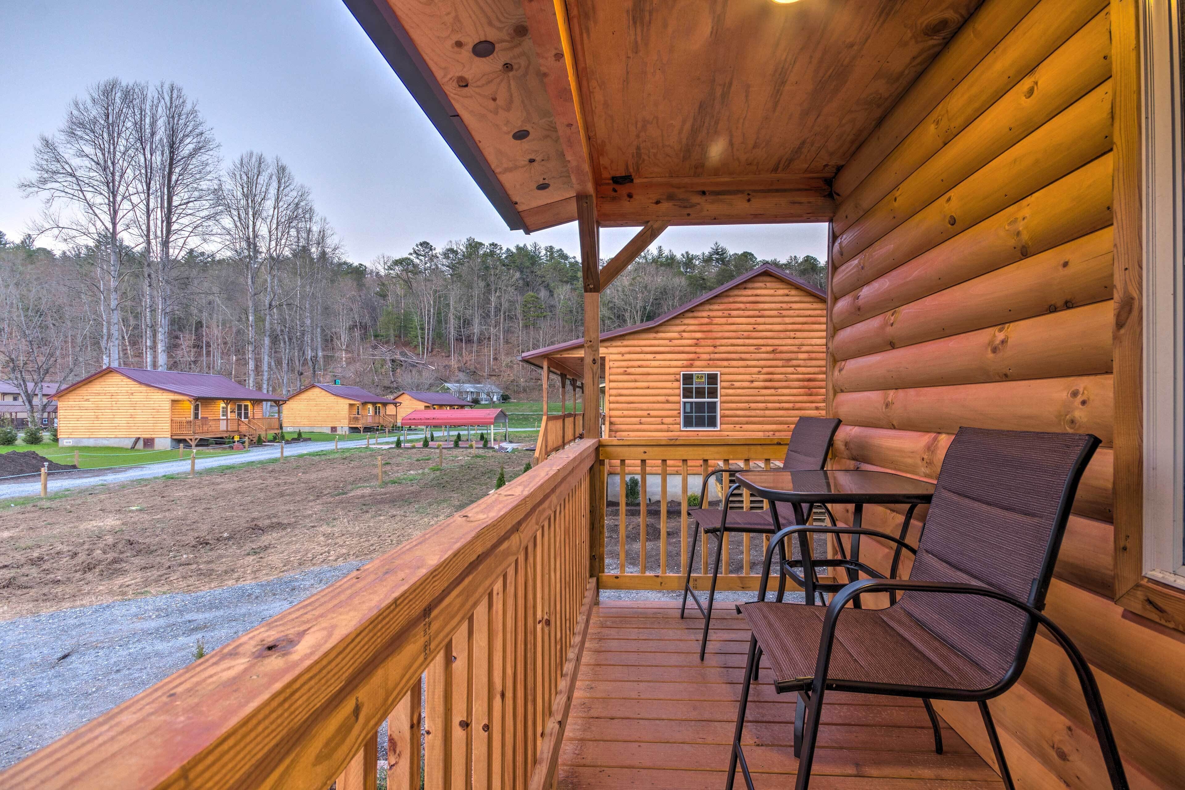 Cozy Bryson City Cabin on Tuck River w/ Fire Pit!