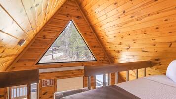 House (1 Bedroom) | 1 bedroom, laptop workspace, iron/ironing board, bed sheets