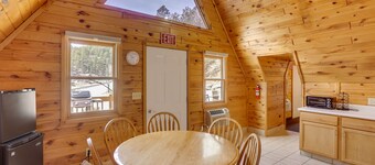 Cozy Keystone Cabin: Hot Tub, 3 Mi to Mt Rushmore!