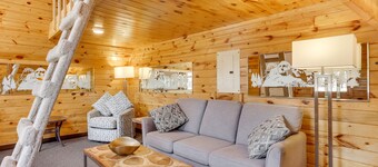 Cozy Keystone Cabin: Hot Tub, 3 Mi to Mt Rushmore!