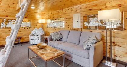 Cozy Keystone Cabin: Hot Tub, 3 Mi to Mt Rushmore!