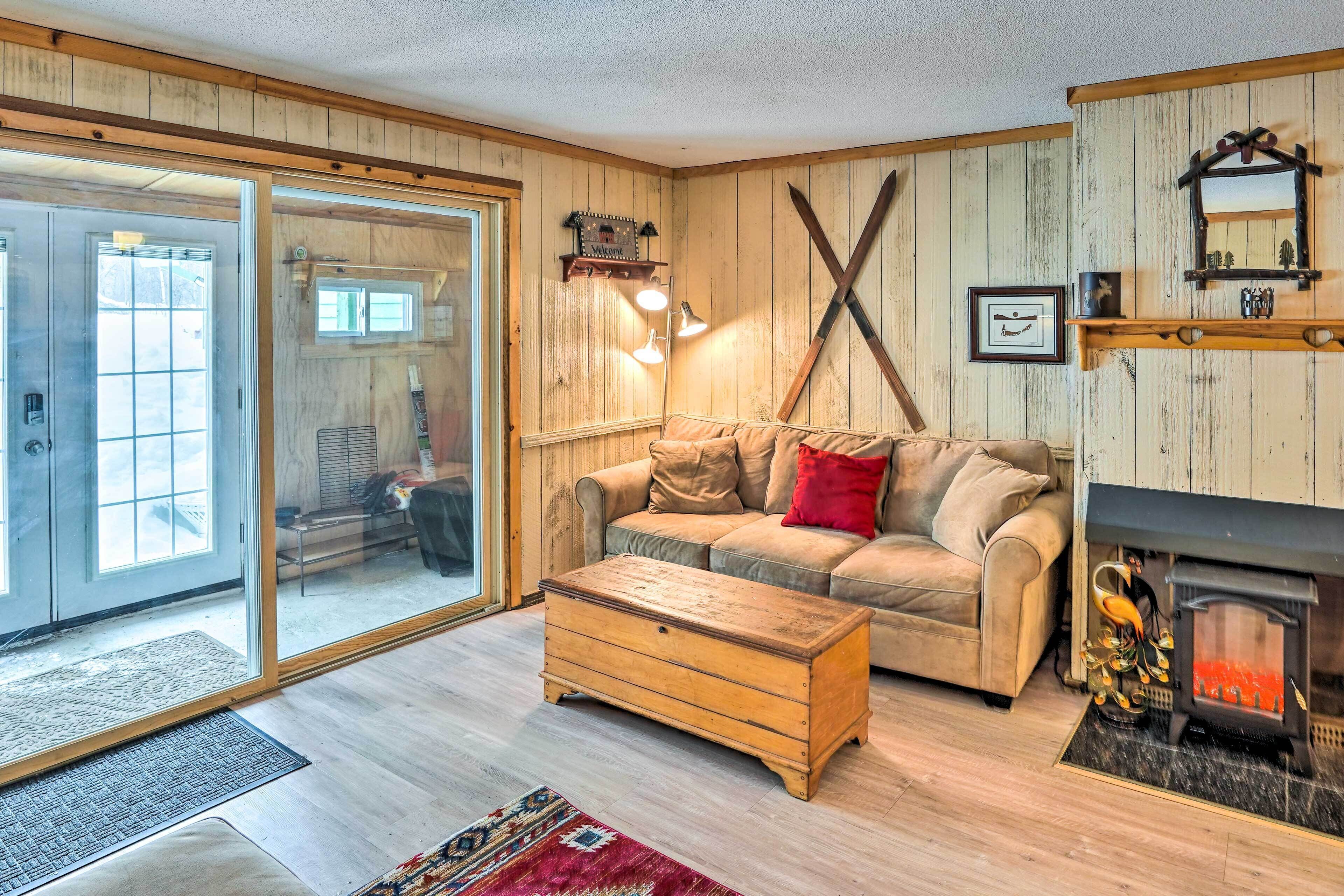 Cozy Mount Snow Condo w/ Shuttle: 1 Mi to Slopes!