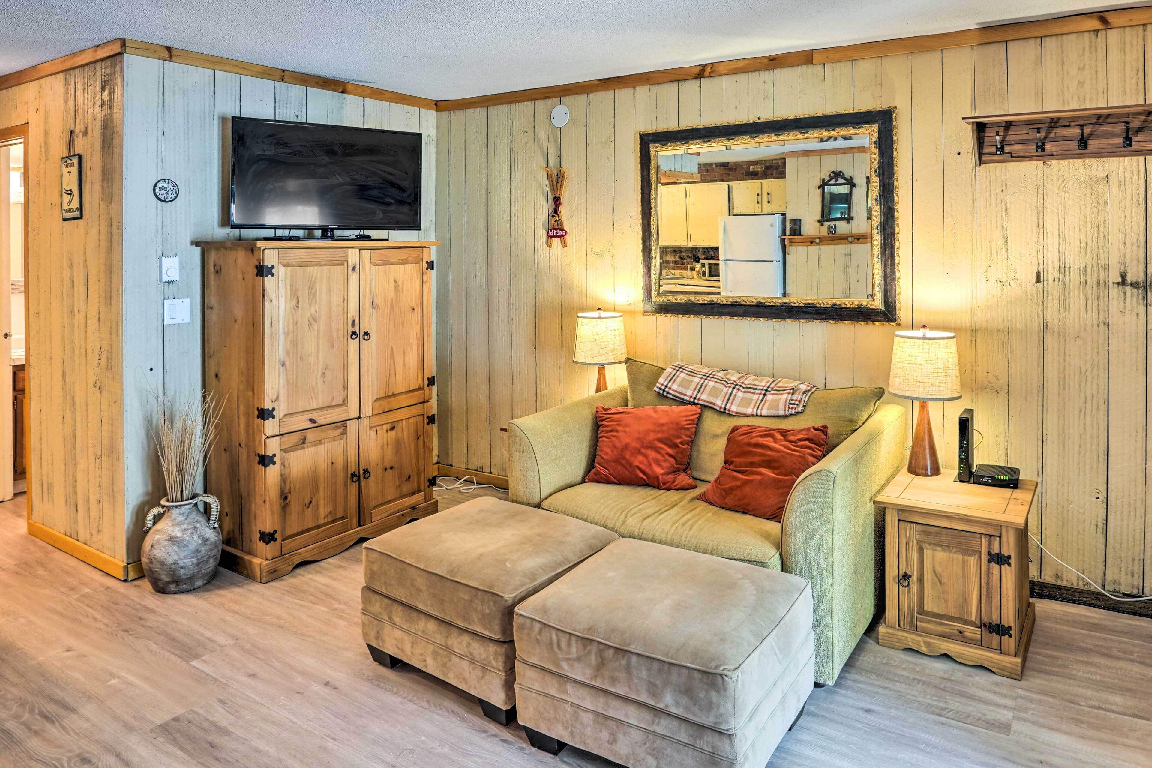 Cozy Mount Snow Condo w/ Shuttle: 1 Mi to Slopes!