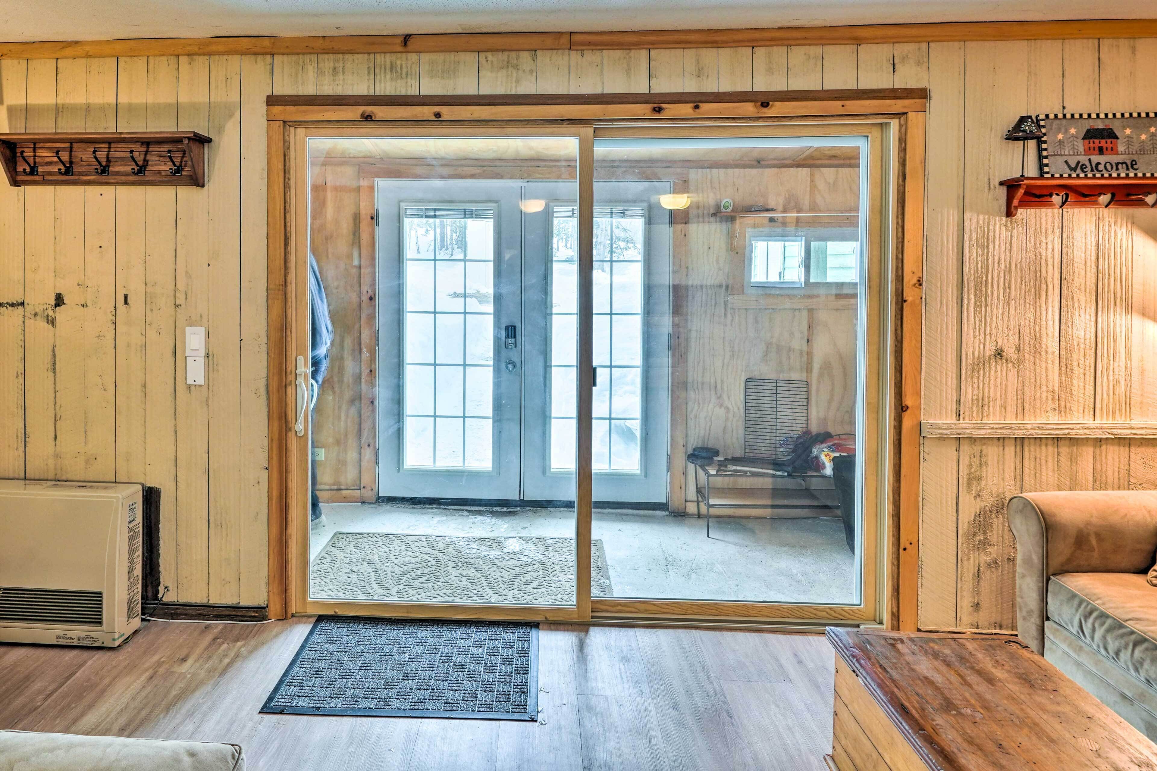 Cozy Mount Snow Condo w/ Shuttle: 1 Mi to Slopes!