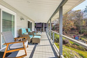 Cottage (4 Bedrooms) | Interior - Cozy Lake Santeetlah Cottage With Dock & 3 Kayaks! (Robbinsville)