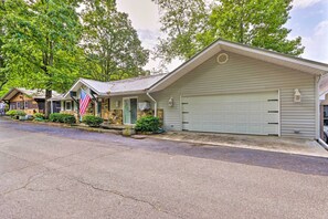 Cottage (4 Bedrooms) | Interior - Cozy Lake Santeetlah Cottage With Dock & 3 Kayaks! (Robbinsville)