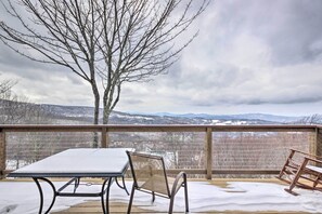 Interior - Beech Mountain Retreat w/ Open Deck: 2 Mi to Ski! (Banner Elk)