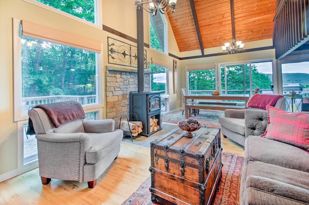 Conway Area Chalet w/ Mountain Views & Fire Pit! - Tamworth, NH