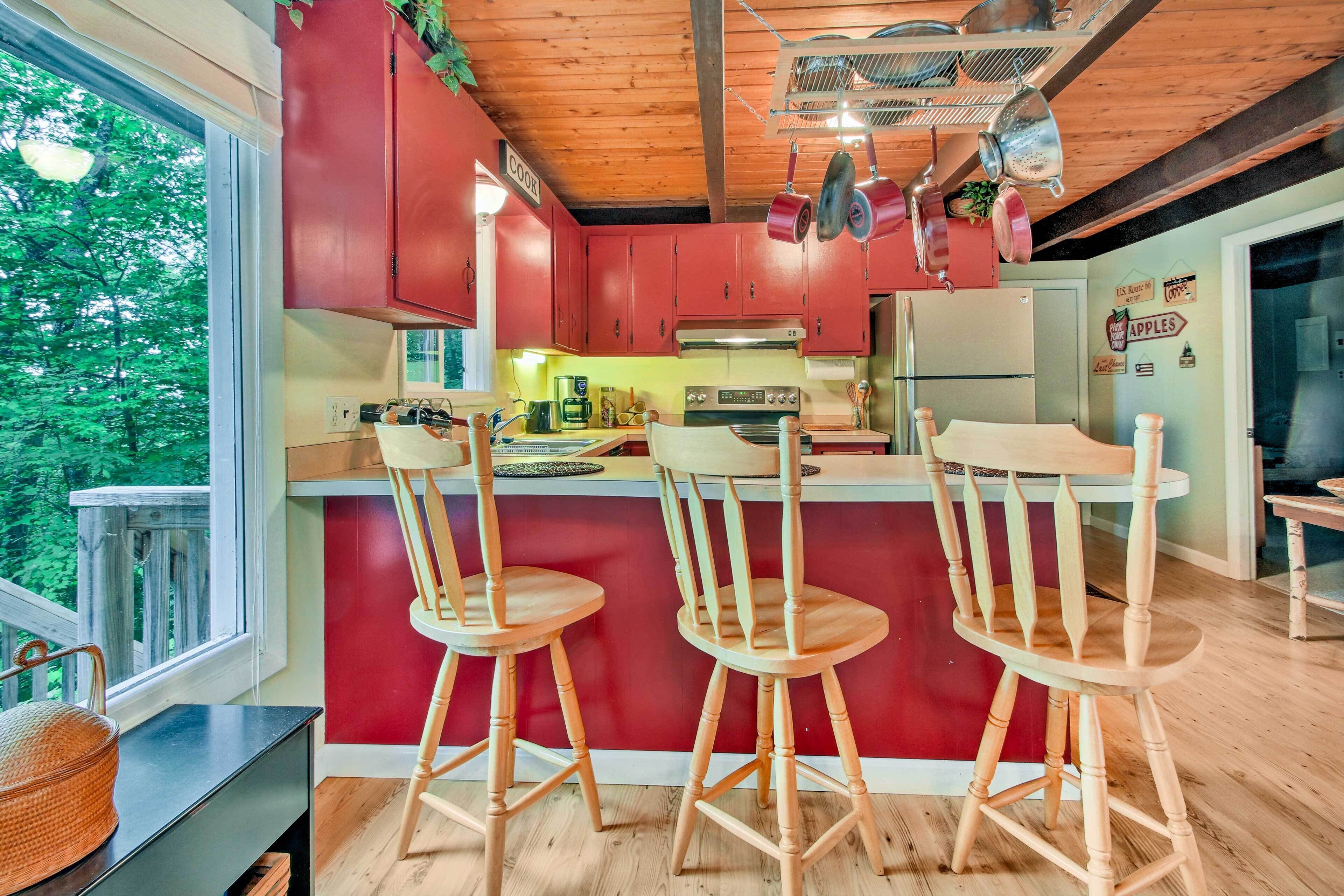 Conway Area Chalet w/ Mountain Views & Fire Pit!