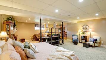 Khu vực làm việc phù hợp cho laptop, bàn ủi/dụng cụ ủi quần áo