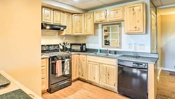 Apartment (0 Bedroom) | Private kitchen | Microwave, oven, stovetop, dishwasher