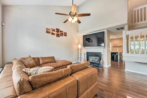 Living area - Chic Charlotte Townhome w/ Community Pool (Charlotte)