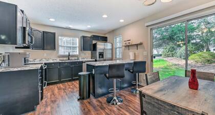 Chic Charlotte Townhome w/ Community Pool