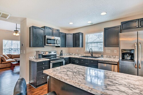 Chic Charlotte Townhome w/ Community Pool